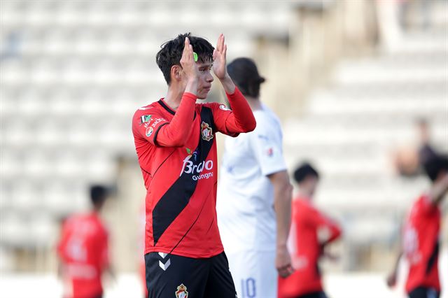 경남 배기종이 20일 창원축구센터에서 열린 하나원큐 K리그 2019 8라운드 수원과의 경기에서 3-3으로 비긴 뒤 박수를 치며 그라운드를 걸어 나오고 있다. 한국프로축구연맹 제공