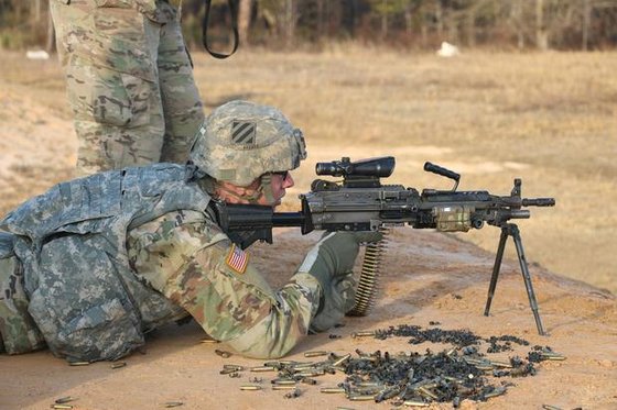 미 육군의 분대 지원화 기관총인 M249. M4. M16 소총과 같은 5.56㎜ 구경의 탄약을 쏜다. [사진 미 육군]
