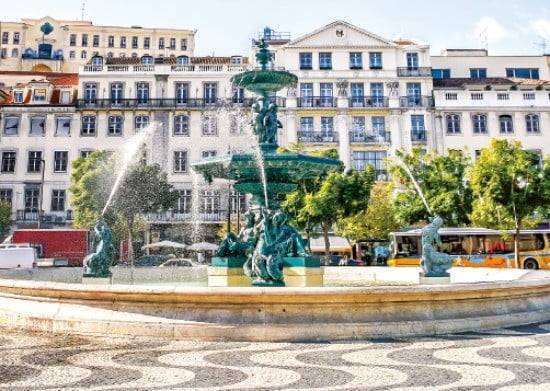 대리석 모자이크 바닥이 인상적인 바이샤지구의 로시우 광장.