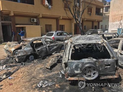 지난 17일 트리폴리 시내에서 로켓공격으로 불에 탄 차량 [AFP=연합뉴스]