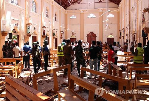 '부활절 폭발'로 참혹하게 파괴된 가톨릭 교회 내부 [AFP=연합뉴스]