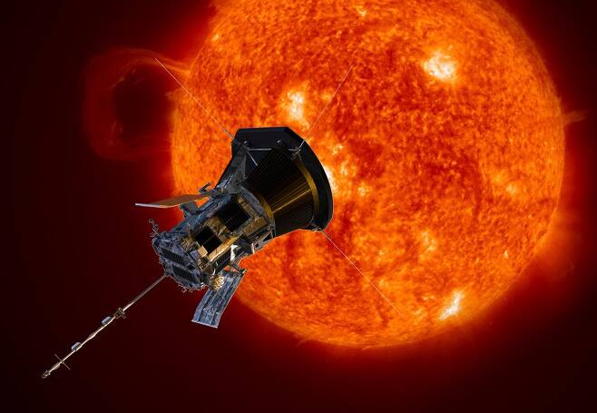 태양의 비밀에 도전하는 파커 태양탐사선. 현재 태양 궤도를 도는 중으로, 지난 4월 두 번째 근일점 통과를 성공했다. (출처=NASA)