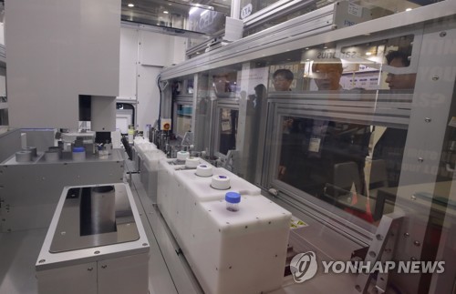 사진은 지난 17일 서울 강남구 삼성동 코엑스에서 개막한 '바이오 코리아 2019'에서 관람객들이 자동 세포 배양 시스템을 살펴보고 있다.