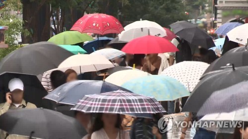 우산 쓰고 걷는 사람들 [연합뉴스TV 제공]