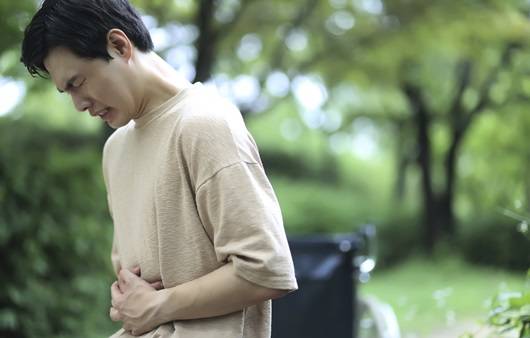 속이 불편한 남성