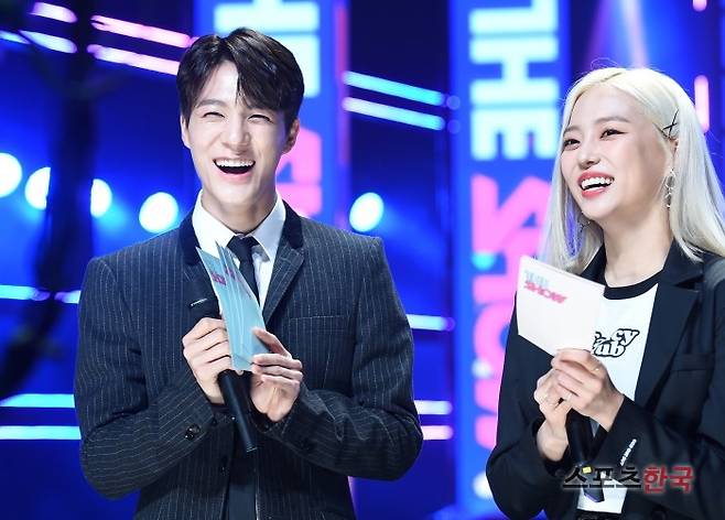 SBS MTV '더쇼' 녹화에 참석해 진행을 보고 있는 NCT제노, CLC 장예은. 사진=조은정 기자 new@hankooki.com