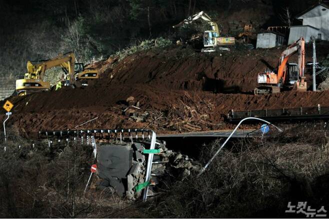 지난 2011년 동일본 대지진으로 무너진 일본 후쿠시마현 미나미 하이패스 도로에서 복구작업이 진행되는 모습(사진=CBS자료)