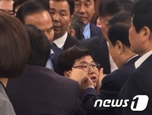 자유한국당이  여성의원에 대한 '신체접촉' 의혹을 제기하고 있는 문희상 국회의장이 임이자 한국당 의원의 볼을 만지는 모습© 뉴스1