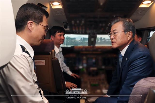 문재인 대통령이 23일 오후 중앙아시아 3개국 순방을 마치고 서울공항에 도착, 순방 기간 중 부친상을 당한 박익(왼쪽) 공군 1호기 기장을 위로하고 있다. 청와대 제공