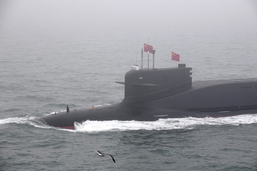 중국 해군 094형 전략핵잠수함이 23일 칭다오 앞바다에서 실시된 중국 해군 창설 70주년 국제관함식 해상 열병에 참가하고 있다. 신화연합뉴스