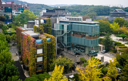 아라리오뮤지엄 인 스페이스 전경. 건축사무소 ‘공간’의 예전 사옥이었으며 벽돌건물·통유리건물·한옥이 한데 어우러져 독특한 분위기를 풍긴다. /서울경제DB