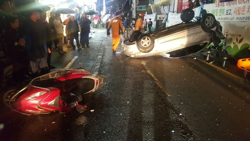 사고 낸 뒤 전복된 음주운전 차량 부산경찰청 제공