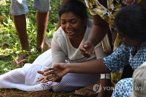 스리랑카 테러 사망자의 장지에서 오열하는 주민들 [AFP=연합뉴스]