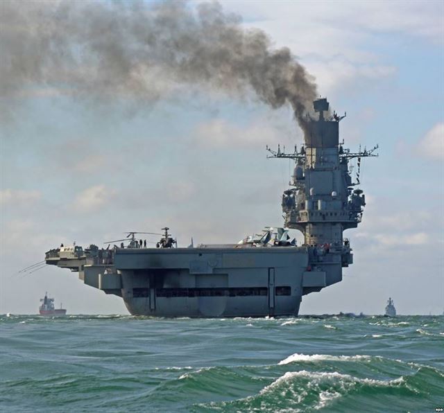 러시아 항공모함 쿠즈네초프가 2016년 10월 영국해협을 지나고 있다. EPA 연합뉴스