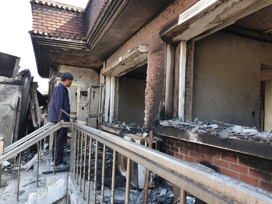 강원도 고성군 토성면에 사는 이기흥(62)씨가 지난 4일 발생한 초대형 산불로 불에 타 버린 자신의 집을 바라보고 있다. 고성=박진호 기자