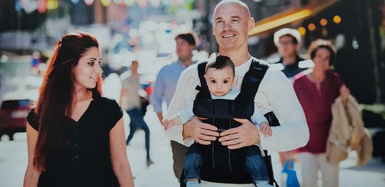 아기띠에 아기를 안고 아내와 함께 길을 가는 스웨덴의 라떼파파. 양성평등이 뿌리내렸다.