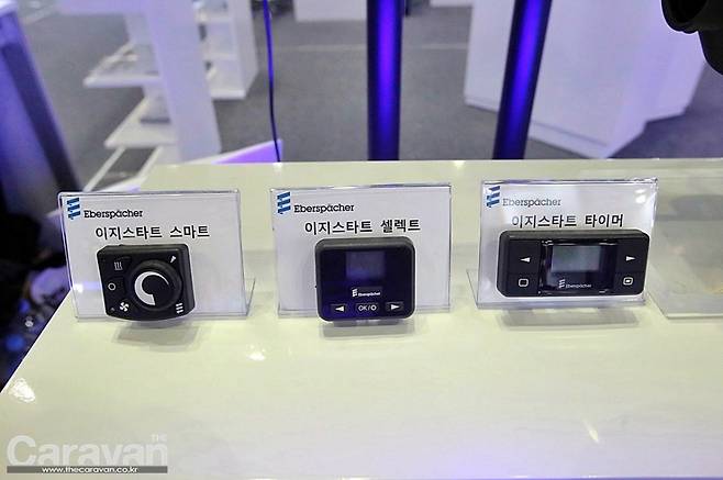 (좌)원터치 ON/OFF 기능, 손쉬운 온도조절, 환기조절 스마트 스위치, (중앙)이지스타트 셀렉트 - 실내 및 설정 온도 표시로 제어,(우)이지스타트 타이머 - 예약기능 및 전자동 스위치
