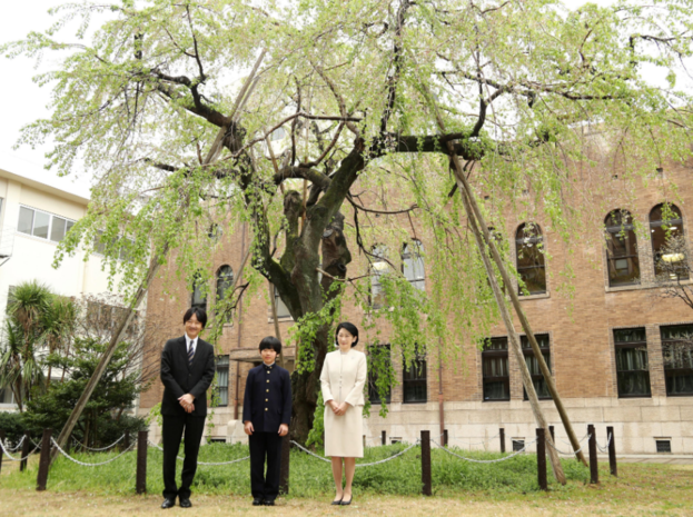 일본 히사히토(가운데) 왕자가 2019년 4월 8일 도쿄 분쿄구의 오차노미즈여자대학 부속 중학교 교정에서 입학식이 열리기 전 기념 촬영을 하고 있다. 왼쪽은 아버지 아키시노노미야 후미히토 왕자, 오른쪽은 어머니 기코 왕자비./연합뉴스