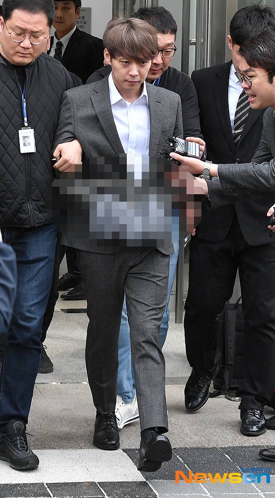 실질심사 마치고 포승줄 메고 수갑 찬 박유천