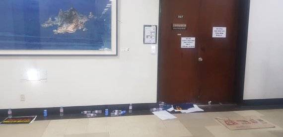 자유한국당 의원들이 점거하다 떠난 자리에 쓰레기가 남겨져 있다./사진=안민석 의원 페이스북