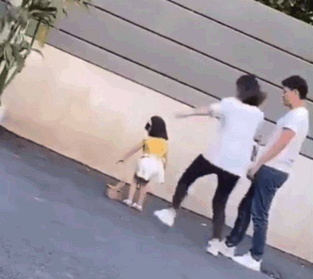 세 살 여아 아동복 모델의 엄마가 딸의 엉덩이를 발로 차는 장면. 인터넷에서 동영상이 확산되자 아동학대 논란과 함께 부모를 비난하는 여론이 들끓었다. 중신망