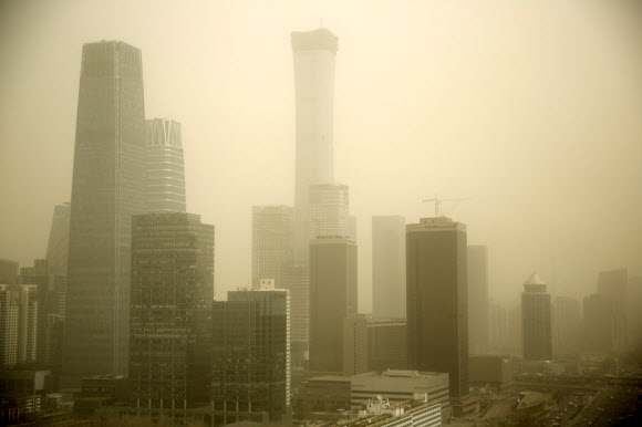 中 베이징에 올해 첫 황사경보 - 중국 베이징 중심가가 28일(현지시간) 황사로 뒤덮여 시야가 뿌옇게 흐려져 있다. 베이징 환경보호관측센터는 이날 황사가 강하게 불면서 일부 지역의 경우 PM 10(지름 10㎛ 이하 미세먼지)의 농도가 2천?/?을 넘어설 정도로 대기오염이 심각해졌다며 시 전역에 올해 처음으로 황사경보를 내렸다. 2018.3.28 AP=연합뉴스