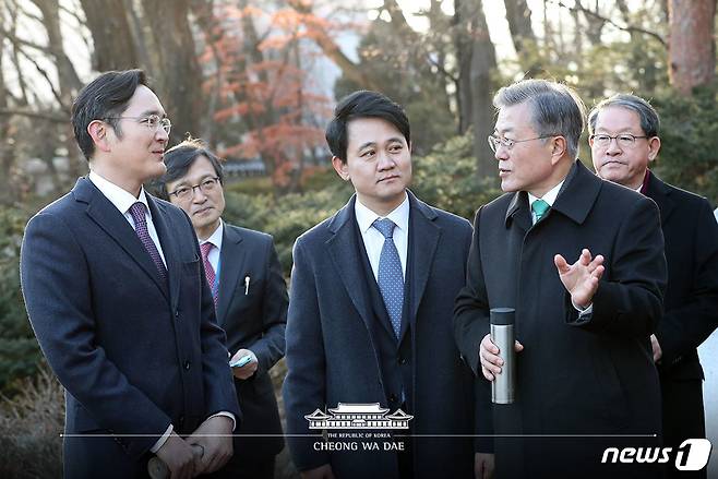 문재인 대통령이 지난 1월 15일 청와대 영빈관에서 ‘2019 기업인과의 대화’를 마친 뒤 이재용 삼성전자 부회장 등 참석 기업인들과 산책하며 이야기를 나누고 있다. (청와대 페이스북)/뉴스1