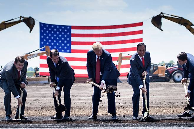 도널드 트럼프(가운데) 미국 대통령과 궈타이밍(오른쪽에서 두 번째) 폭스콘 회장이 지난해 6월 폭스콘 미국 위스콘신 공장 착공식에서 첫 삽을 뜨고 있다. (사진=AFP)