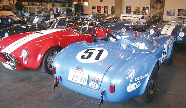 쉘비 코브라의 레플리카 Mk.Ⅲ와 차량 내부(작은 사진). 내부는 운전대 빼고 오리지널 사양 그대로다. 사진 황욱익