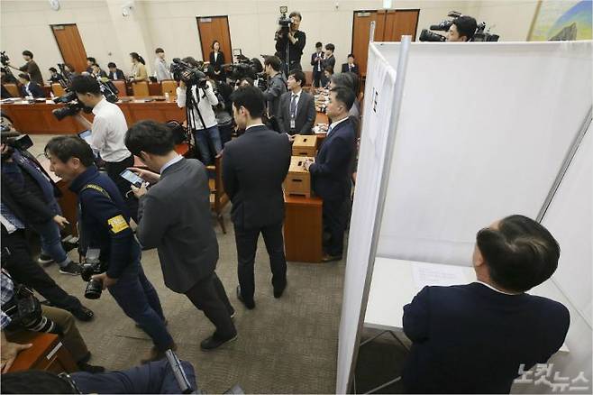 29일 밤 시작된 정치개혁특별위원회 전체회의가 자정을 넘겨 종료됐다. 이날 김재원 자유한국당 의원이 기표소에서 10분 가량 투표를 고민하고 있다. 윤창원기자