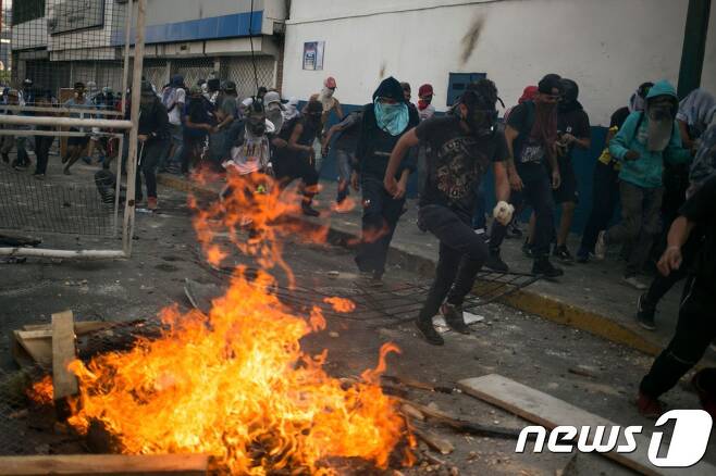 유혈사태로 번진 베네수엘라 반정부 시위. © AFP=뉴스1