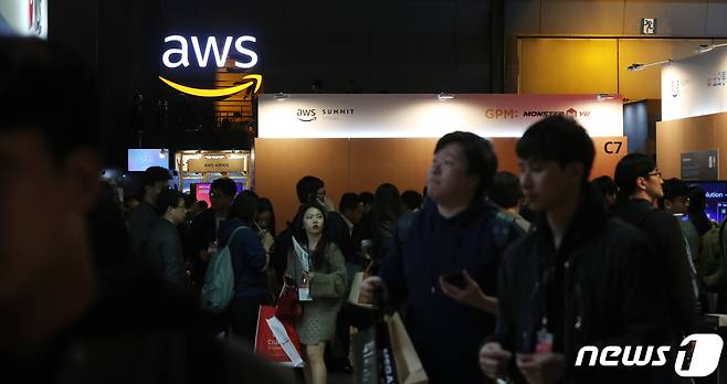 지난달 17일 서울 강남구 코엑스에서 열린 'AWS(아마존웹서비스) 서밋 서울 2019'을 찾은 관람객들이 전시장을 둘러보고 있다. © News1 이승배 기자