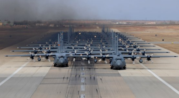 2014년 12월 미국 공군기지에서 C-130 허큘리스 수송기 30대가 코끼리 걷기 훈련을 하고 있다. /미 공군