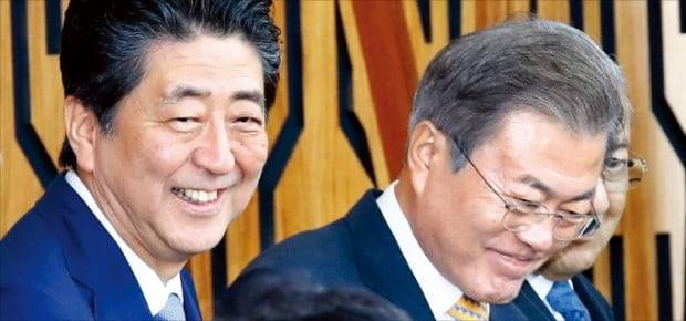 아베 신조 일본 총리가 일본인 납치문제에 진전이 있을 경우 북일정상회담을 추진키로 한 기존 입장을 변경, 김정은 북한 국무위원장과의 회담을 조건없이 추진키로 했다. /한경DB