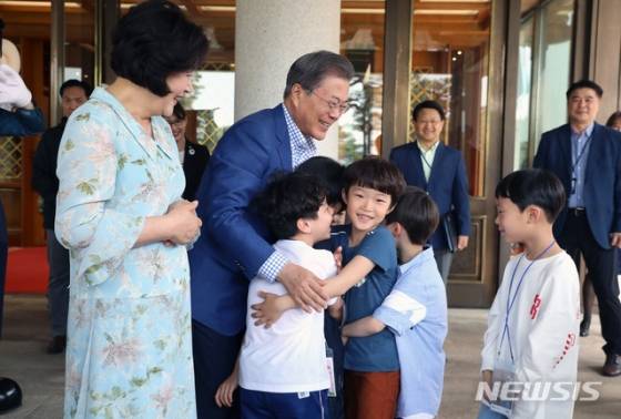 【서울=뉴시스】박진희 기자 = 문재인 대통령과 부인 김정숙 여사가 5일 청와대 본관 현관문에서 제97회 어린이날 청와대 초청행사에 참석한 어린이들을 맞이하고 있다. 2019.05.05. pak7130@newsis.com