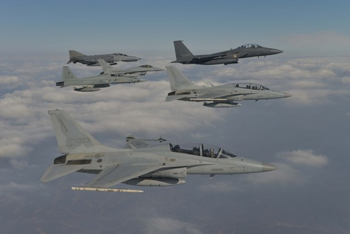 한국 공군 전투기 편대가 훈련을 위해 비행하고 있다. 공군 제공