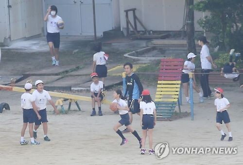 지난 2016년 일본의 한 초등학교에서 학생들이 체육 활동을 하는 모습 [연합뉴스 자료사진]