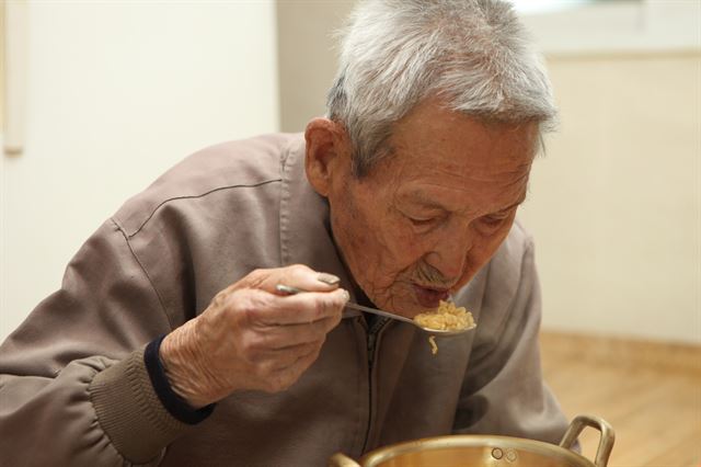 박병구 할아버지는 지난 30여년간 매일 삼시세끼로 ‘안성탕면’을 드셨다. 농심 제공