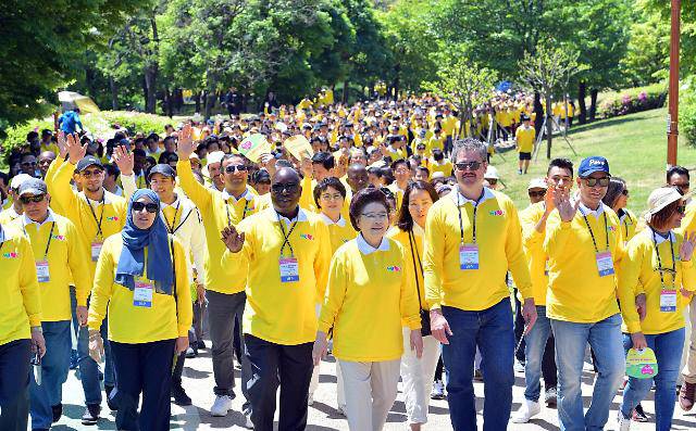 국제위러브유운동본부(회장 장길자)가 지난 6일 주최한 새생명사랑걷기대회에 참석한 외국대사들과 일반인들이 서울 월드컵공원을 걷고 있다.