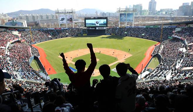 2019 KBO리그가 시즌 초반 저조한 흥행 성적으로 역대 최다 관중 동원에 빨간불이 켜졌다. 지난 3월 24일 서울 송파구 잠실야구장에서 열린 2019 신한은행 마이카 KBO리그 한화 이글스와 두산 베어스의 경기를 찾은 관중들이 열띤 응원을 펼치고 있다. (사진=연합뉴스)