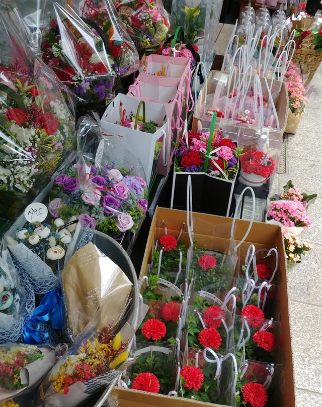 어버이날인 8일 오후 서울의 한 꽃가게 앞에 주인을 찾아가지 못한 다양한 카네이션들이 진열돼 있다.