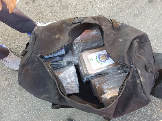 지난해 부산본부세관은 부산항을 거쳐 중국으로 가려던 컨테이너에서 코카인 64kg이 숨겨진 가방을 적발했다. 이 코카인은 부산항 개항 이래 최대 규모로 시가 1900억원 상당에 달했다. [뉴스1]