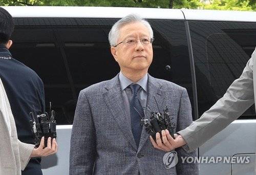 'KT 부정채용' 의혹의 정점으로 꼽히는 이석채 전 KT 회장이 지난달 30일 서울남부지법에서 열린 구속 전 피의자심문(영장실질심사)에 출석하고 있다. /사진=연합뉴스
