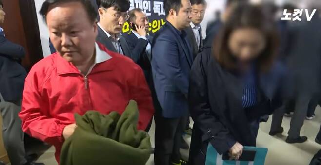 자유한국당 김재원 의원이 여성 당직자들이 깔고 앉던 담요를 빼앗아 옆으로 치우는 모습(사진=노컷V 영상 캡처)