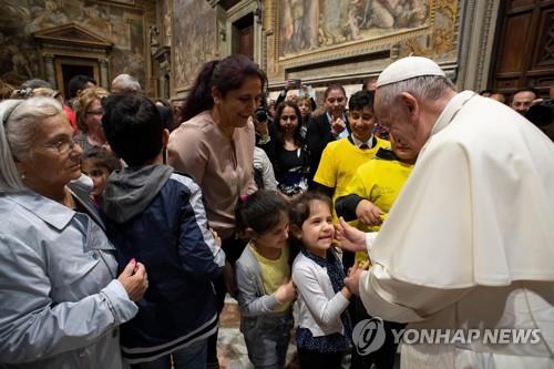 9일 이탈리아 로마에서 집시 가족들을 만난 프란치스코 교황 [EPA=연합뉴스]