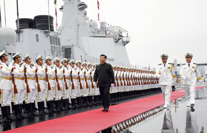 지난달 23일 중국 산둥성 칭다오에서 열린 중국인민해방군 창설 70돌 기념 국제관함식에서 시진핑 중국 국가주석이 구축함인 시닝함에 오르기 전 해군 의장대를 사열하고 있다. 칭다오/로이터 연합뉴스