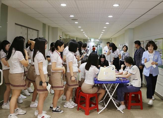 전남여상 학생들이 10일 광주기독병원에서 헌혈을 하기 위해 줄을 지어 서있다.  전남여상 제공