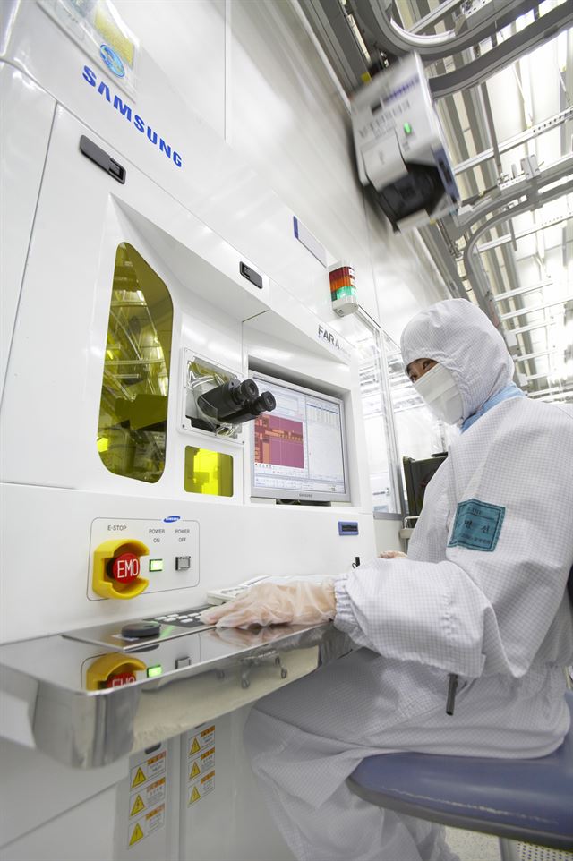 경기 용인시 삼성전자 기흥 반도체 생산라인에서 한 연구원이 설비를 점검하고 있다. 삼성전자 제공