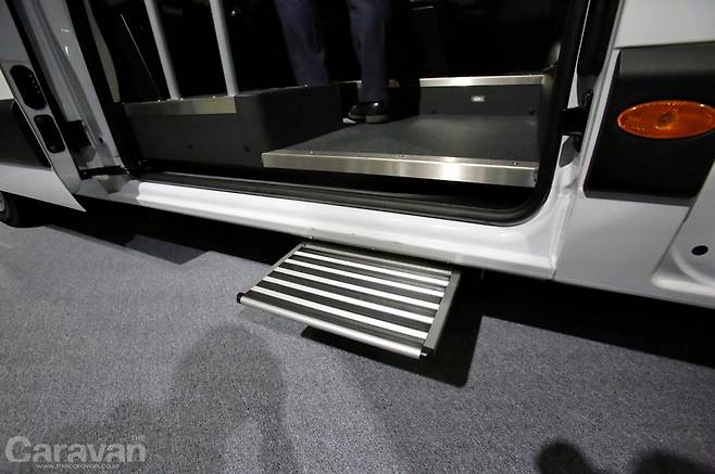 르노마스터 버스의 전동 스탭