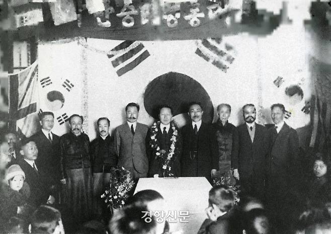 1920년 상하이에서 도산 안창호 선생(오른쪽 네 번째) 등이 이승만(9명 중 가운데) 환영식을 열었다.|경향신문 자료사진